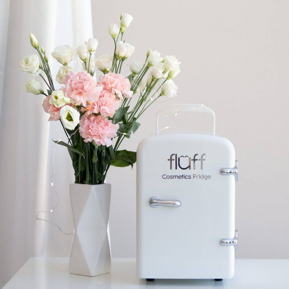 Zdjęcie przestawia lodówkę marki FLUFF w kolorze białym.