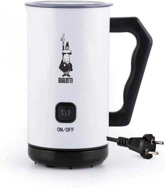 Na zdjęciu znajduje się elektryczny spieniacz do mleka marki Bialetti w kolorze białym z czarnymi elementami.