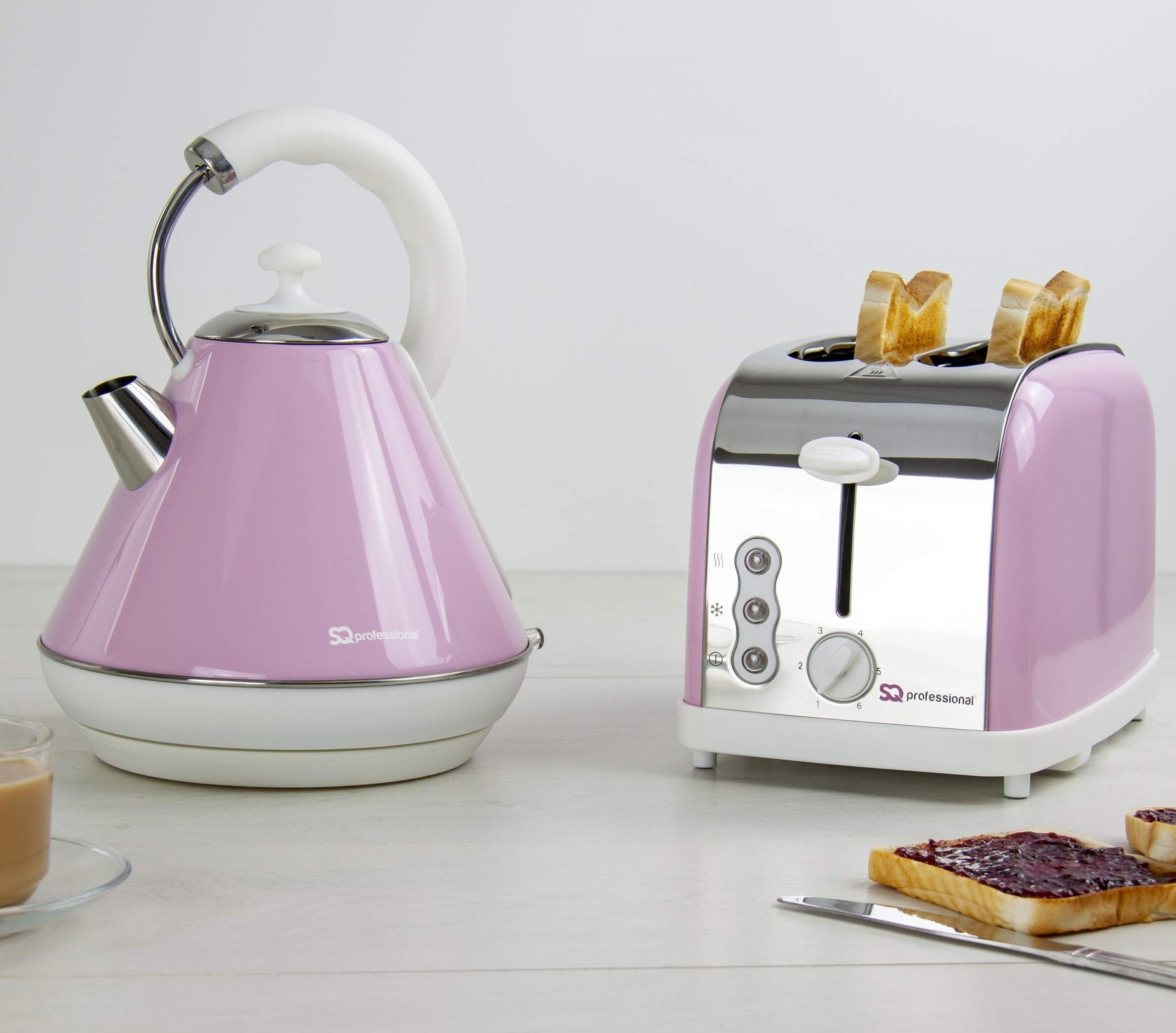 Retro toster i różowy czajnik marki SWAN