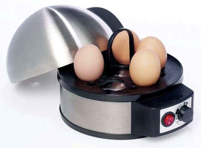 Na zdjęciu znajduje się praktyczny prezent dla studenta w postaci jajowaru firmy Clatronic.