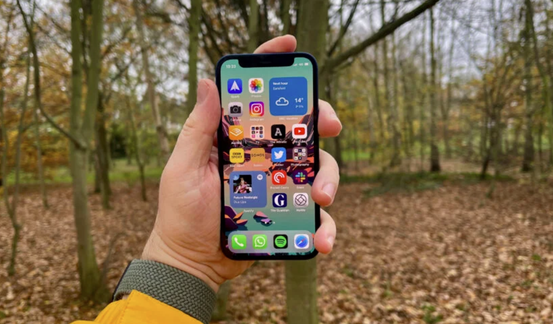 Apple naprawia problem zablokowanych ekranów w iPhonie 12 mini