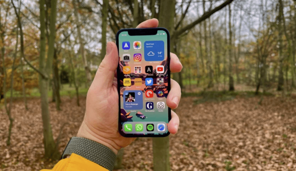 Apple naprawia problem zablokowanych ekranów w iPhonie 12 mini