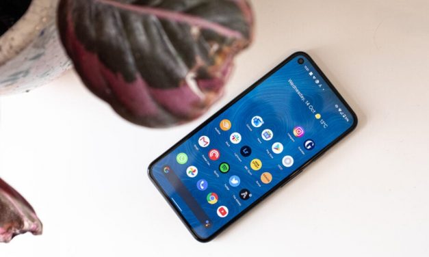 Google Pixel 5 można zmienić w bezprzewodową ładowarkę