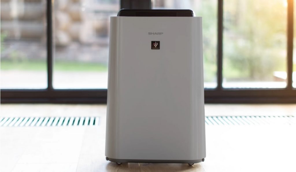 Na obrazku przedstawiony jest oczyszczacz powietrza z nawilżaczem marki SHARP w kolorze białym.