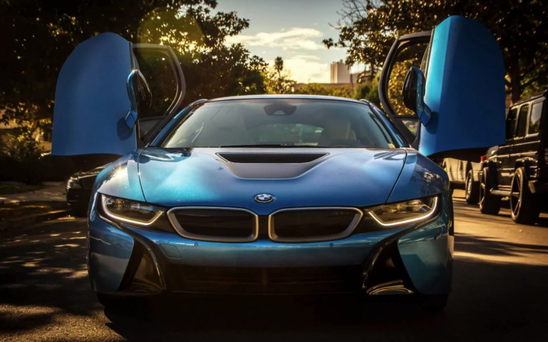 Właściciel BMW i8 chciał wk**** graczy. Udało się?