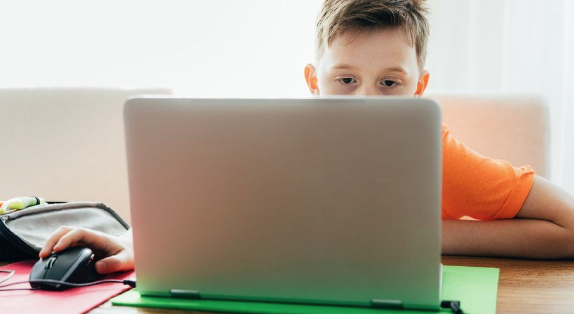 Rząd podarował dzieciom laptopy z wirusami