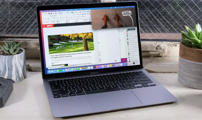 Apple MacBook M1 z problemami – winą wygaszacz ekranu