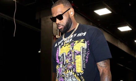 Beats Studio Buds na zdjęciu – nosił je LeBron James