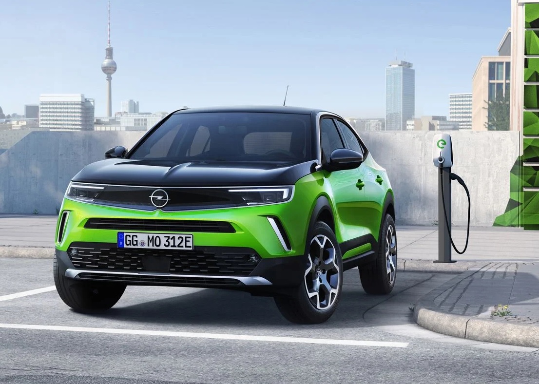 Na zdjęciu znajduje się model z kategorii "samochody elektryczne" - Opel Mokka-e Edition w kolorze czarnym z neonowo-zielonymi elementami.