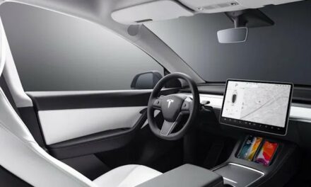 Tesla śledzi już ruch oczu kierowców za pomocą kamer AI