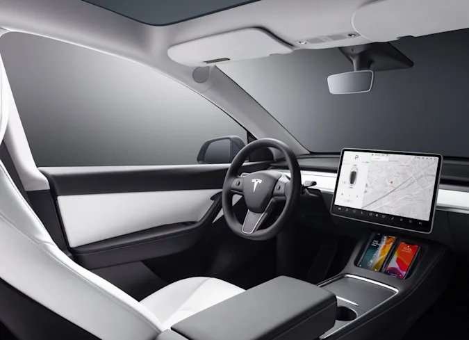 Tesla śledzi już ruch oczu kierowców za pomocą kamer AI