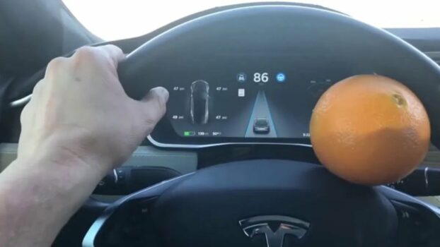 Trik z pomarańczą Tesla