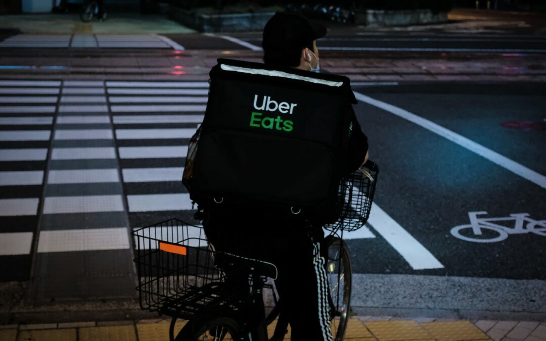 Uber Eats, Glovo: UE wprowadzi etat dla wszystkich kurierów
