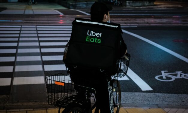 Uber Eats, Glovo: UE wprowadzi etat dla wszystkich kurierów