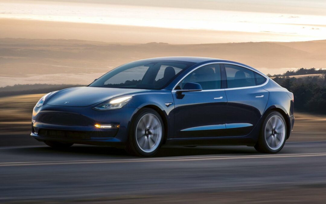 Tesla musiała wyłączyć Full Self Driving części kierowców