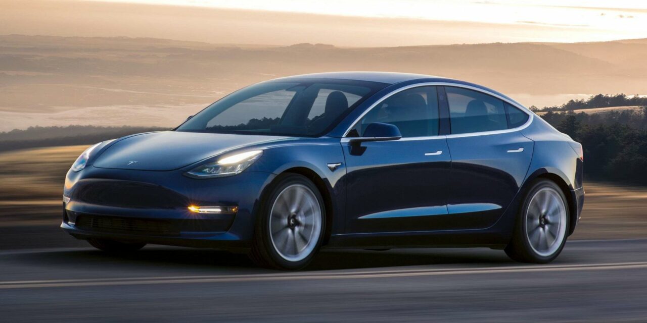 Tesla musiała wyłączyć Full Self Driving części kierowców