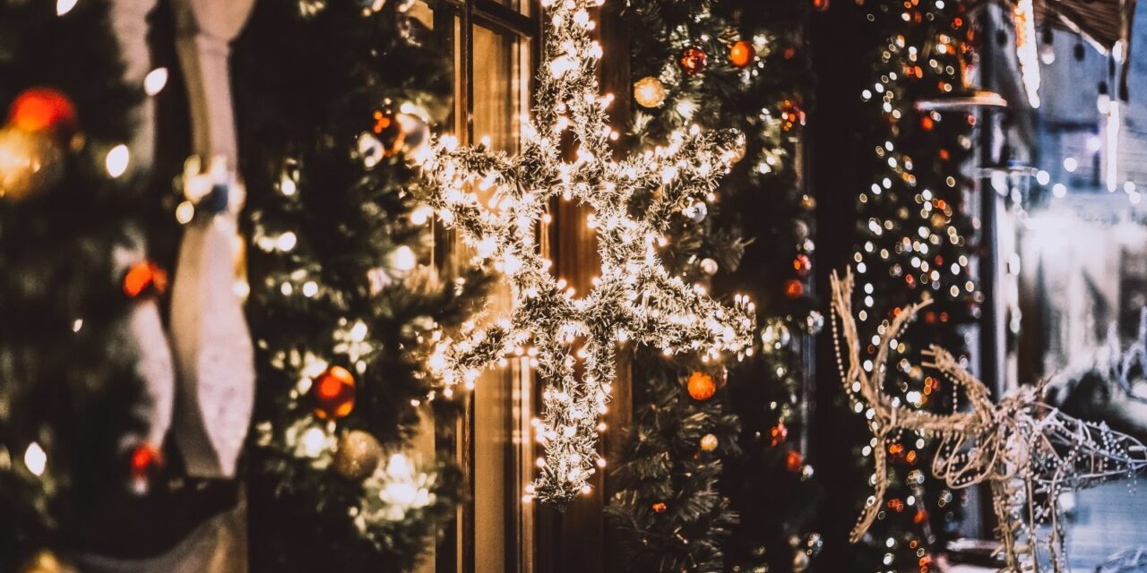 Oświetlenie świąteczne zewnętrzne – TOP 10 najciekawszych girland