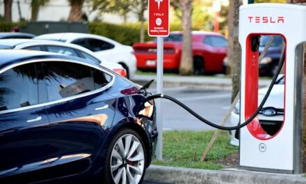 Tesla obniża ceny ładowania elektryków. Powód? Prąd po prostu tanieje!