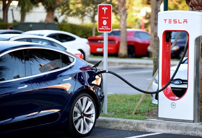 Tesla obniża ceny ładowania elektryków. Powód? Prąd po prostu tanieje!