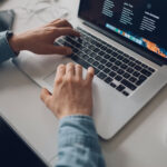 Jaki laptop do 2000 zł? Zobacz ranking na 2025