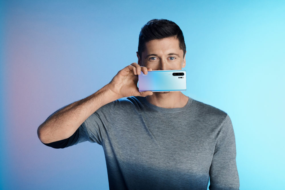 Huawei wspiera Rosję? Robert Lewandowski kończy współpracę