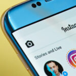 Jak udostępnić czyjąś relację na Instagramie? Poradnik na 2022