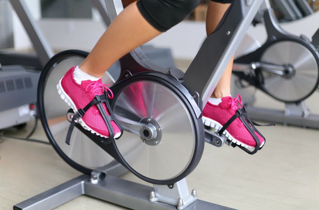 Spinning i rower spinningowy – co to takiego?