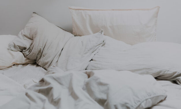 Kołdra obciążeniowa – co to jest? Kto powinien ją kupić?