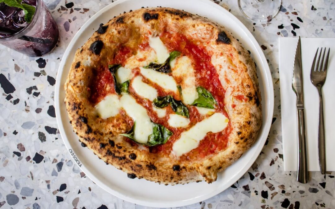 Włoska pizza w domu – jak ją przygotować? Jakiego sprzętu potrzebujemy?