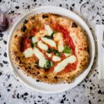 Włoska pizza w domu – jak ją przygotować? Jakiego sprzętu potrzebujemy?