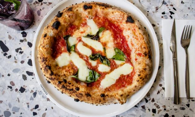 Włoska pizza w domu – jak ją przygotować? Jakiego sprzętu potrzebujemy?