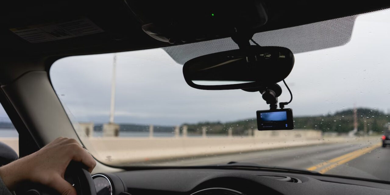 Jak podłączyć wideorejestrator samochodowy? Najlepsze i sprawdzone sposoby