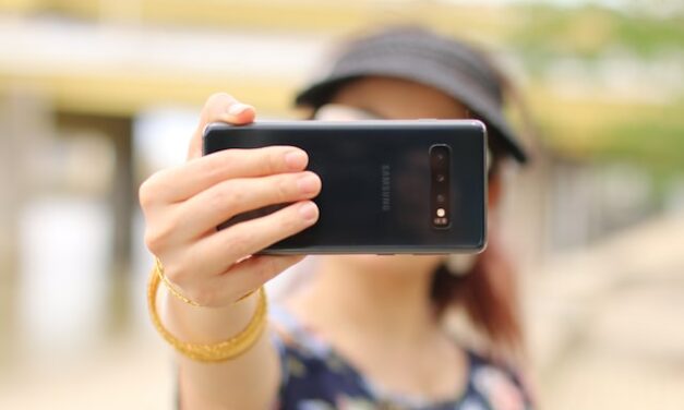 Smartfon do selfie – najlepsze telefony z dobrym przednim aparatem