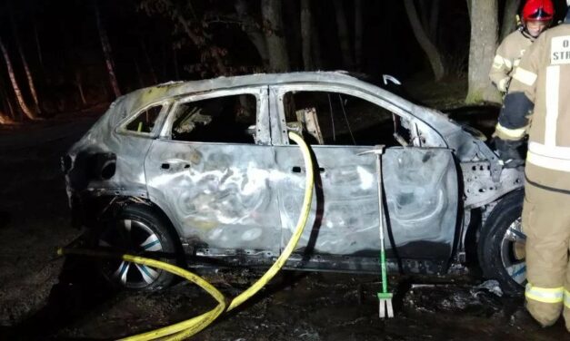 Samochód elektryczny płonął 21 godzin. Strażacy z Kartuz pobili rekord
