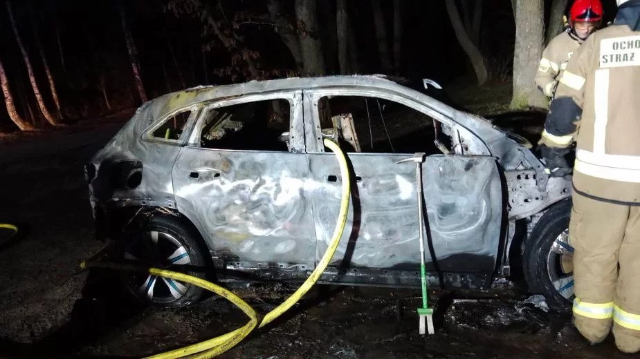 Samochód elektryczny płonął 21 godzin. Strażacy z Kartuz pobili rekord