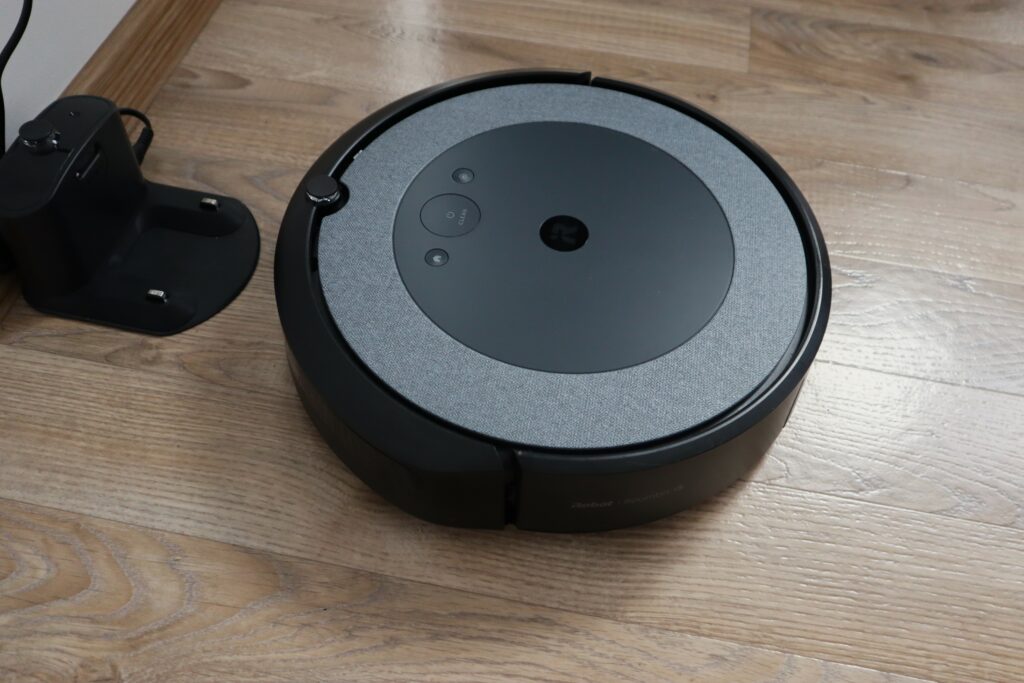 Jak iRobot Roomba i5 radzi sobie na porządku dziennym? Recenzja 