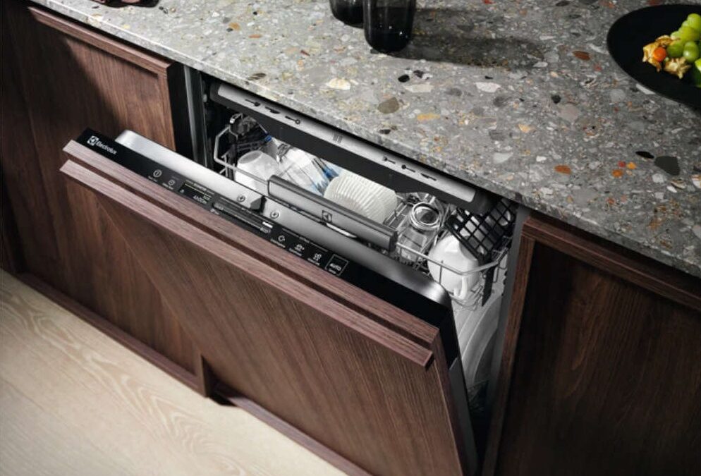 Zawiasy ślizgowe do zmywarki – kiedy trzeba je wybrać?