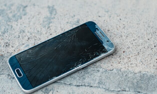 Jak zdjąć szkło hartowane z telefonu? Najlepsze i bezpieczne sposoby