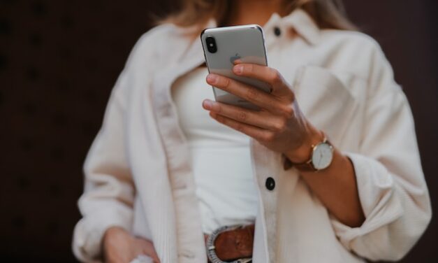 Jaki mały smartfon wybrać? Najlepsze telefony z małym ekranem