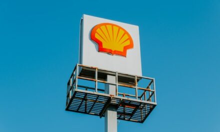 Shell zwiększa wydobycie ropy i zmniejsza inwestycje w OZE