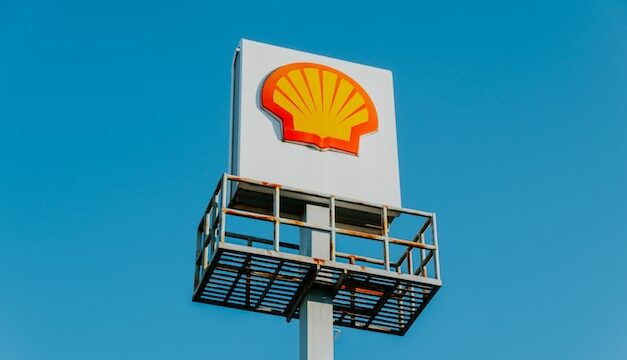 Shell zwiększa wydobycie ropy i zmniejsza inwestycje w OZE