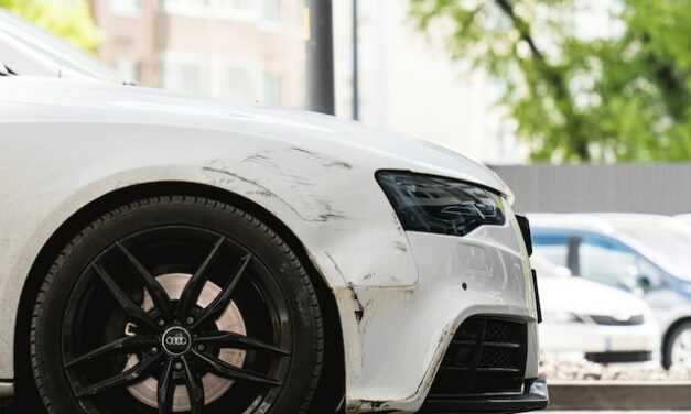 Jak usunąć rysy z lakieru samochodowego? Najlepsze sposoby