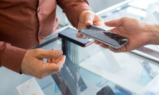 Co zrobić przed oddaniem telefonu do serwisu? Praktyczny poradnik