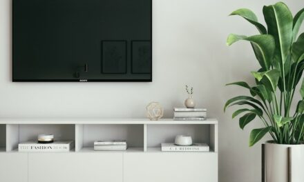 Jak zamontować telewizor na ścianie? Poradnik krok po kroku