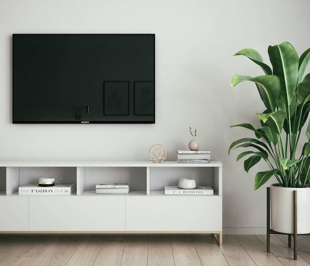 Jak zamontować telewizor na ścianie? Poradnik krok po kroku