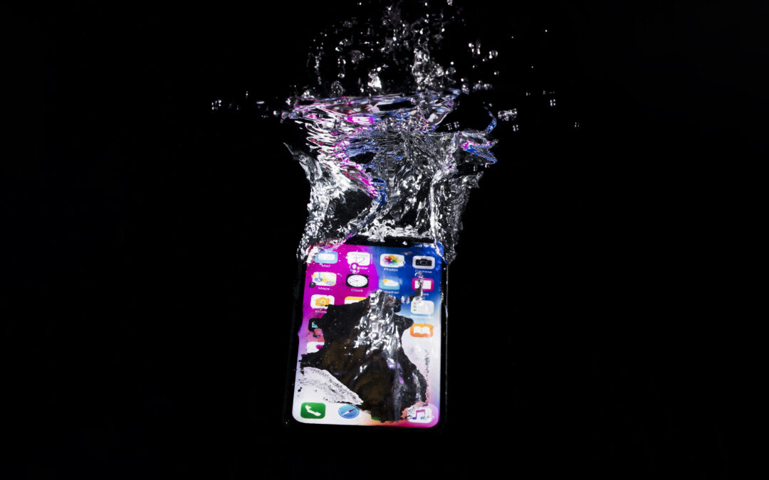 Zalany telefon – co robić po zalaniu smartfona?