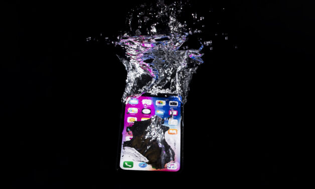 Zalany telefon – co robić po zalaniu smartfona?