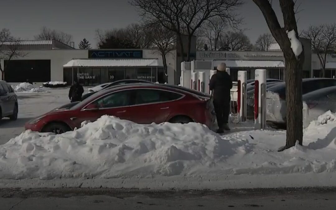 Tesla zaskoczona przez zimę. Gigantyczne kolejki do ładowania