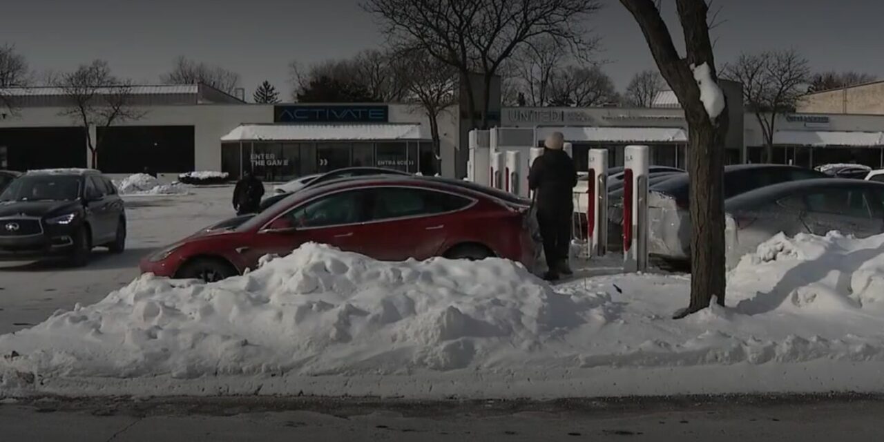Tesla zaskoczona przez zimę. Gigantyczne kolejki do ładowania