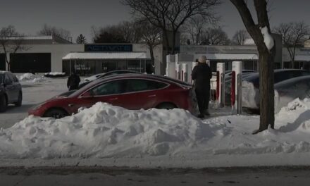 Tesla zaskoczona przez zimę. Gigantyczne kolejki do ładowania